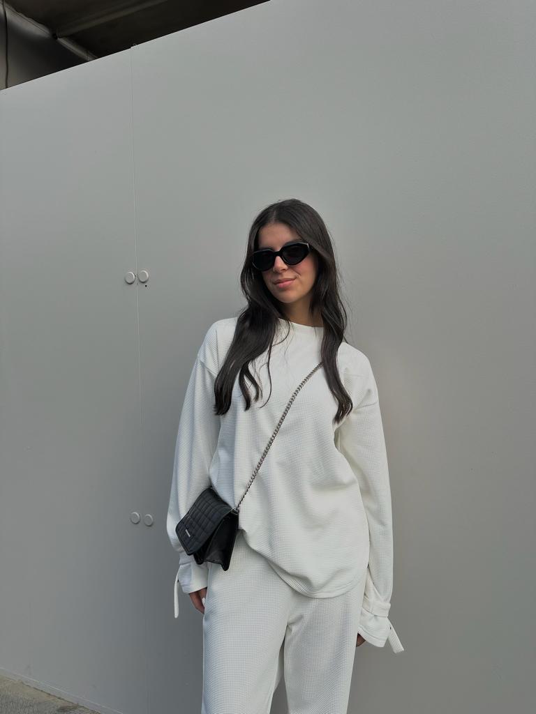 Biscuit set in white